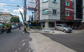 RedDoorz Plus near Mangga Besar Station 2